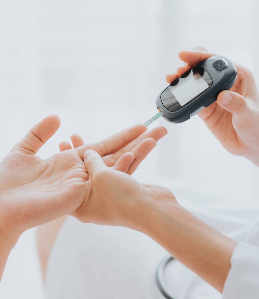 Blutzuckermessung bei Senior mit Glukometer zur Diabetes-Vorsorge und Kontrolle des Blutzuckerspiegels.
